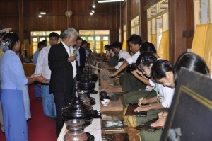 PM viewing students working at Lacquerware Technical College Bagan 14Sep13 300x199 Primeiru Ministru hakotu viajen loron 15 iha país 4 ASEAN nian ho vizita ida iha susesu ba Myanmar