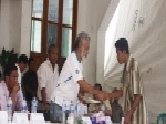 Os líderes comunitários no sub-distrito de Baucau entregar as suas propostas relacionado com aos Preucupações e sugestões ao Primeiro-Ministro Kay Rala Xanana Gusmão no consultação do Plano Estratégeico do Desenvolvimento Nacional no Salão Paroquia da Igreja de Baucau no dia 27 de Abril de 2010.