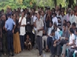 Os líderes comunitários no sub-distrito de Baucau apresentar as suas Preucupações e sugestões ao Primeiro-Ministro Kay Rala Xanana Gusmão no consultação do Plano Estratégeico do Desenvolvimento Nacional no Salão Paroquia da Igreja de Baucau no dia 27 de Abril de 2010