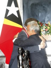 PM Passos Coelho Xanana Gusmao Abraco 169x225 Prime Minister of Portugal in a bilateral meeting with the Prime Minister of Timor Leste 