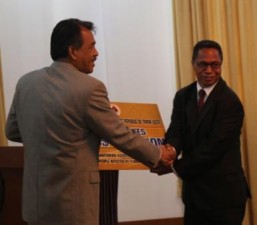 Entrega ajuda Malasia e Tailandia 3 b 257x225 Governu fó tulun umanitária ba autoridade sira Malásia no Tailândia nian