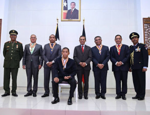 Kondekora 3 293x225 Primeiru Ministru simu kondekorasaun Kolár Orden Timor Leste nian
