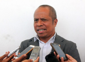 IMG 7651 portal 300x219 Ministro da Reforma Legislativa e Assuntos Parlamentares reúne com o Presidente do Banco Nacional de Comércio de Timor Leste 