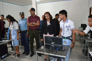 A Ministra da Educação inaugurou a Sala de Computador na Escola 5 de Maio, Becora (2)