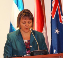 Sra. Bella Bird Discursando no Diálogo Internacional de Dili, Centro de Conferencia Mercado Municipal Dili,