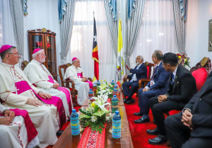 458740731 386165404539794 878659307284898101 n 300x209 Mais de meio milhão de pessoas assistiram à Missa de Sua Santidade o Papa Francisco em Tasi Tolu