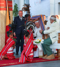 459177478 386166957872972 98307266547590667 n 203x225 Mais de meio milhão de pessoas assistiram à Missa de Sua Santidade o Papa Francisco em Tasi Tolu