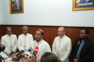  Governo e Igreja congratulam se pelo sucesso da visita de Sua Santidade o Papa Francisco a Timor Leste e felicitam a população, em especial os jovens, pelo comportamento excecional